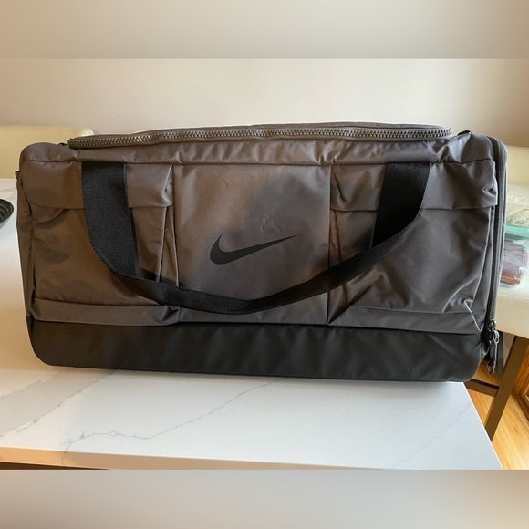 Nike University of Tennessee grey duffel bag. Like new. Handles/shoulder strap Storage
